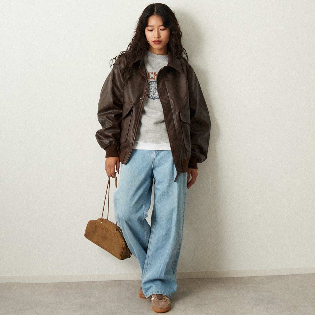 ARMY TWILL SANFORIZED [アーミーツイル サンフォライズド] 別注 ヴィーガンレザー A-2フライトジャケット [AM-2554502-INT-JF] BROWN &&モデル身長：162cm 着用サイズ：S&&