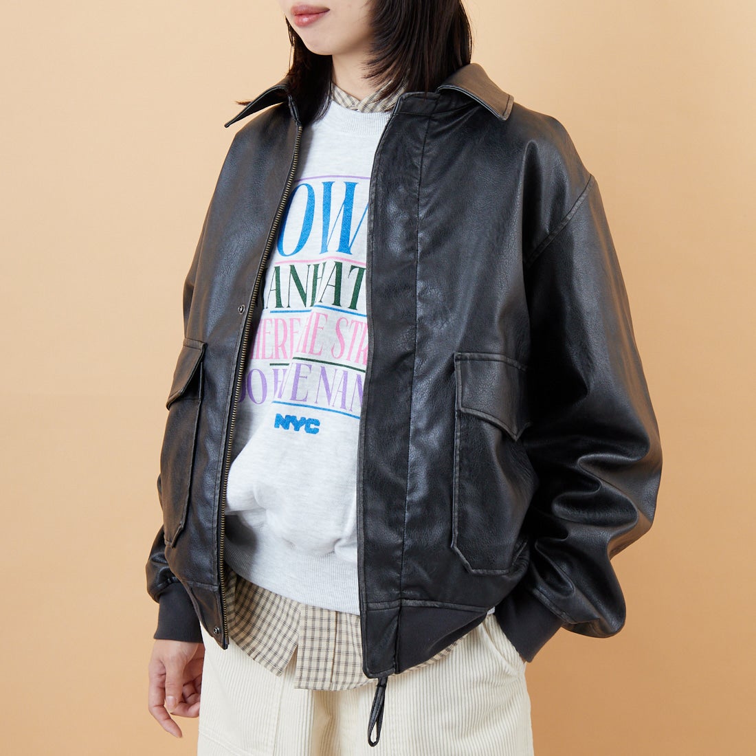 ARMY TWILL SANFORIZED [アーミーツイル サンフォライズド] 別注 ヴィーガンレザー A-2フライトジャケット [AM-2554502-INT-JF] BLACK &&モデル身長：162cm 着用サイズ：S&&