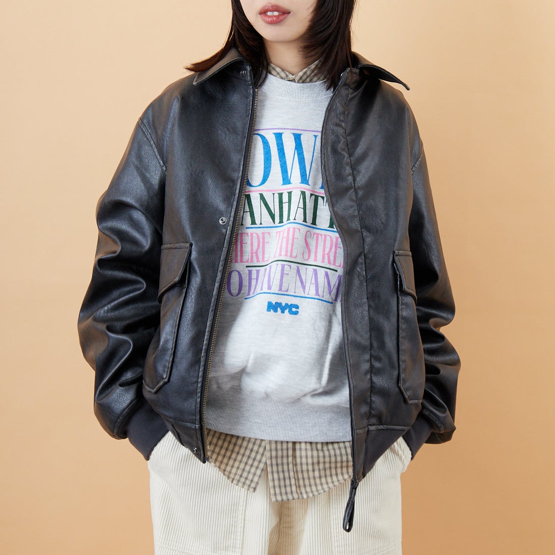 ARMY TWILL SANFORIZED [アーミーツイル サンフォライズド] 別注 ヴィーガンレザー A-2フライトジャケット [AM-2554502-INT-JF] BLACK &&モデル身長：162cm 着用サイズ：S&&