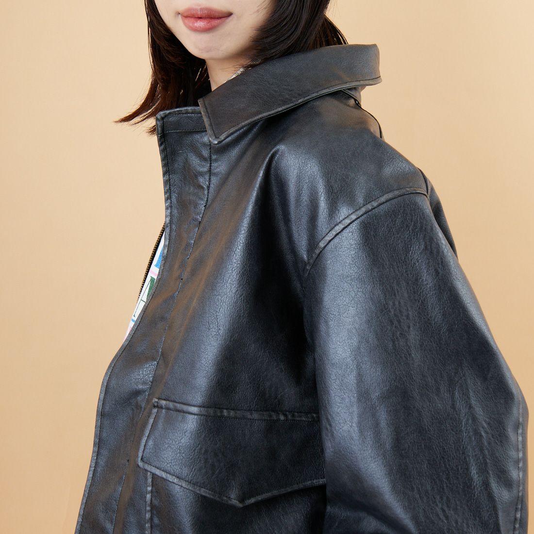 ARMY TWILL SANFORIZED [アーミーツイル サンフォライズド] 別注 ヴィーガンレザー A-2フライトジャケット [AM-2554502-INT-JF] BLACK &&モデル身長：162cm 着用サイズ：S&&