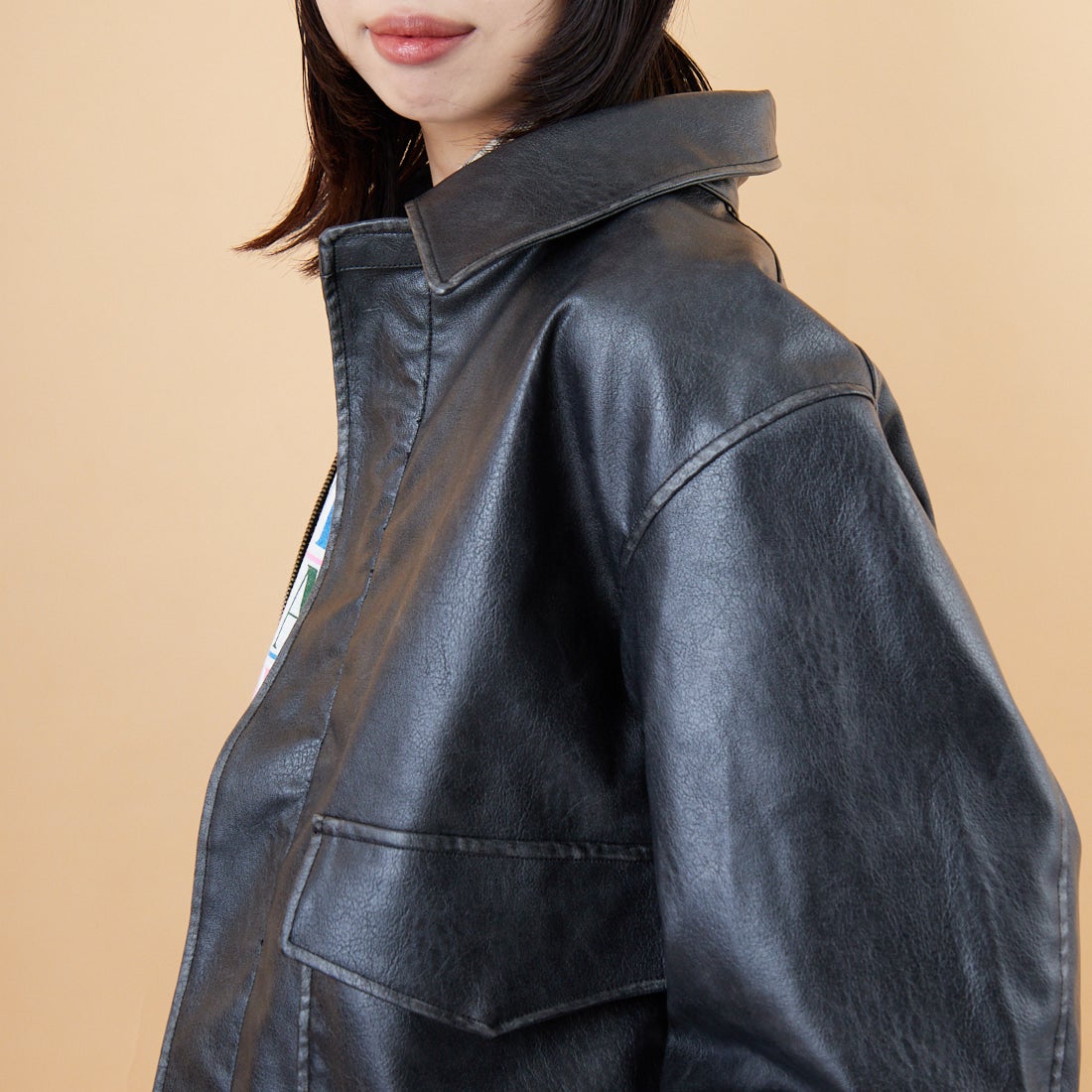 ARMY TWILL SANFORIZED [アーミーツイル サンフォライズド] 別注 ヴィーガンレザー A-2フライトジャケット [AM-2554502-INT-JF] BLACK &&モデル身長：162cm 着用サイズ：S&&