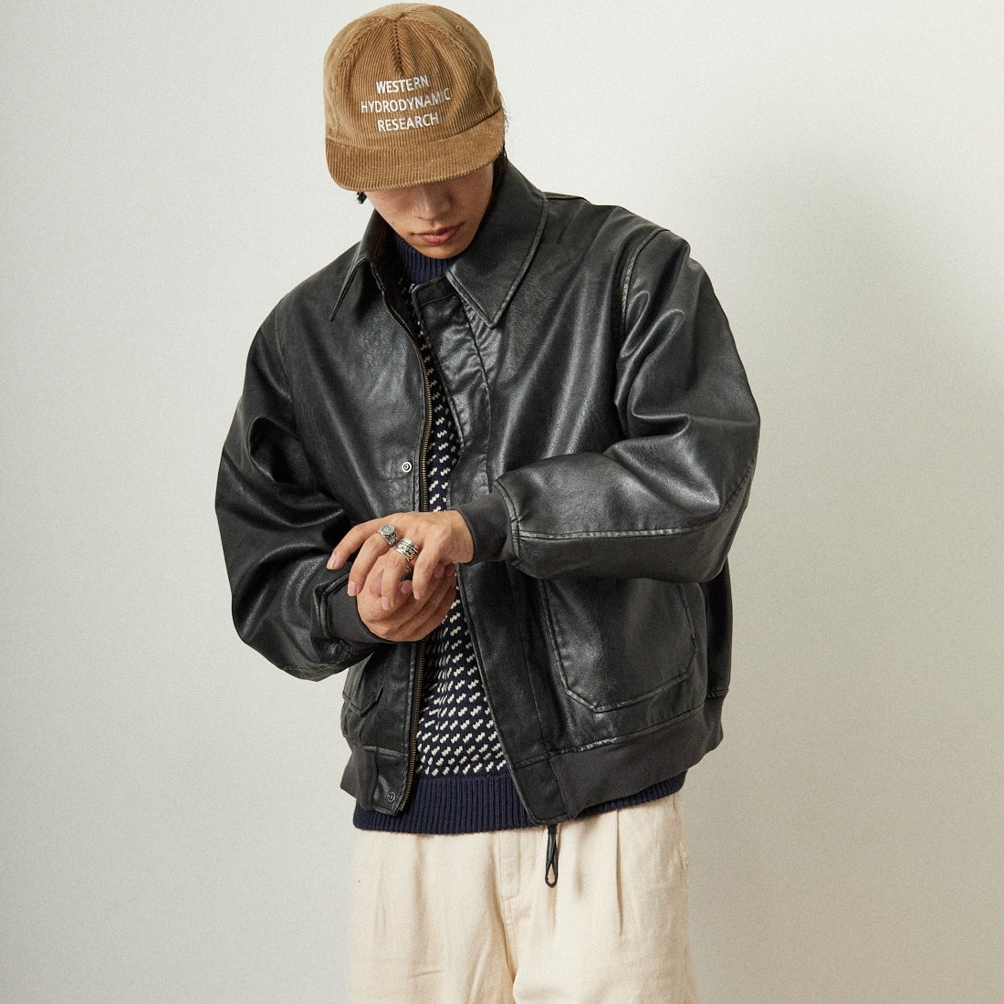 ARMY TWILL SANFORIZED [アーミーツイル サンフォライズド] 別注 ヴィーガンレザー A-2フライトジャケット [AM-2554502-INT-JF] BLACK &&モデル身長：179cm 着用サイズ：M&&