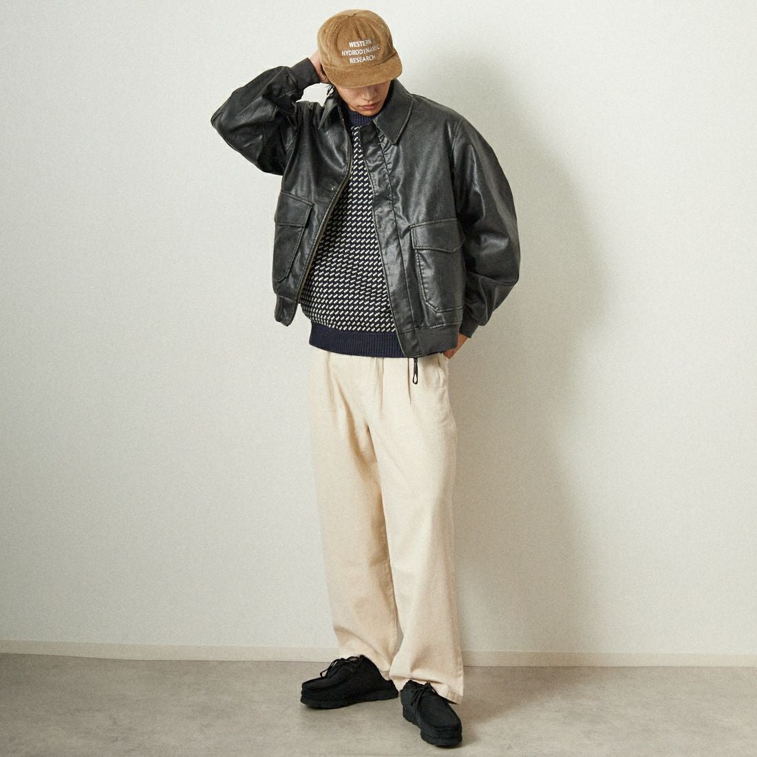 ARMY TWILL SANFORIZED [アーミーツイル サンフォライズド] 別注 ヴィーガンレザー A-2フライトジャケット [AM-2554502-INT-JF] BLACK &&モデル身長：179cm 着用サイズ：M&&