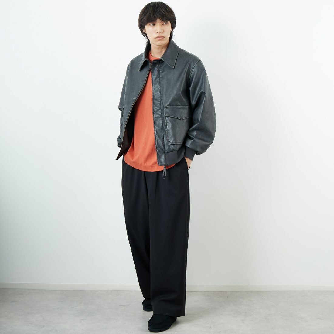 ARMY TWILL SANFORIZED [アーミーツイル サンフォライズド] 別注 ヴィーガンレザー A-2フライトジャケット [AM-2554502-INT-JF] BLACK &&モデル身長：179cm 着用サイズ：L&&