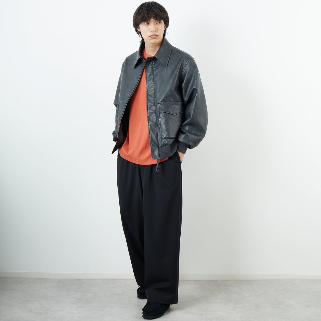 ARMY TWILL SANFORIZED [アーミーツイル サンフォライズド] 別注 ヴィーガンレザー A-2フライトジャケット [AM-2554502-INT-JF] BLACK &&モデル身長：179cm 着用サイズ：L&&