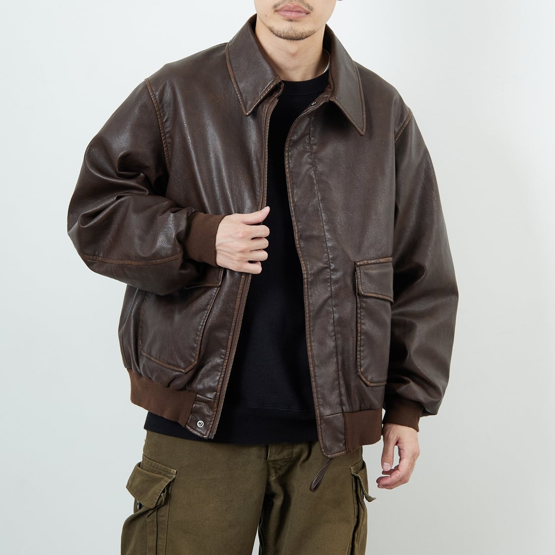 ARMY TWILL SANFORIZED [アーミーツイル サンフォライズド] 別注 ヴィーガンレザー A-2フライトジャケット [AM-2554502-INT-JF] BROWN &&モデル身長：168cm 着用サイズ：L&&