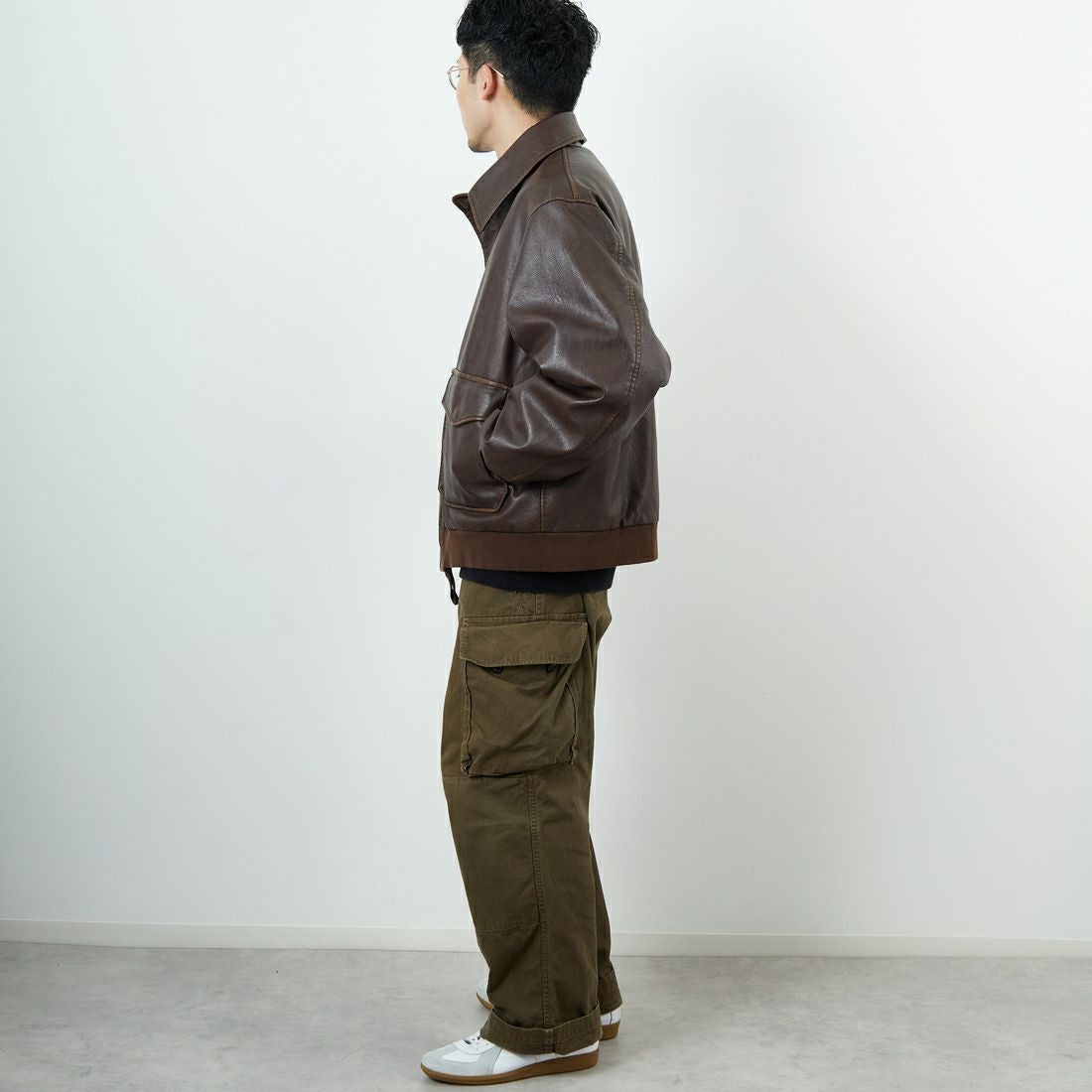 ARMY TWILL SANFORIZED [アーミーツイル サンフォライズド] 別注 ヴィーガンレザー A-2フライトジャケット [AM-2554502-INT-JF] BROWN &&モデル身長：168cm 着用サイズ：L&&