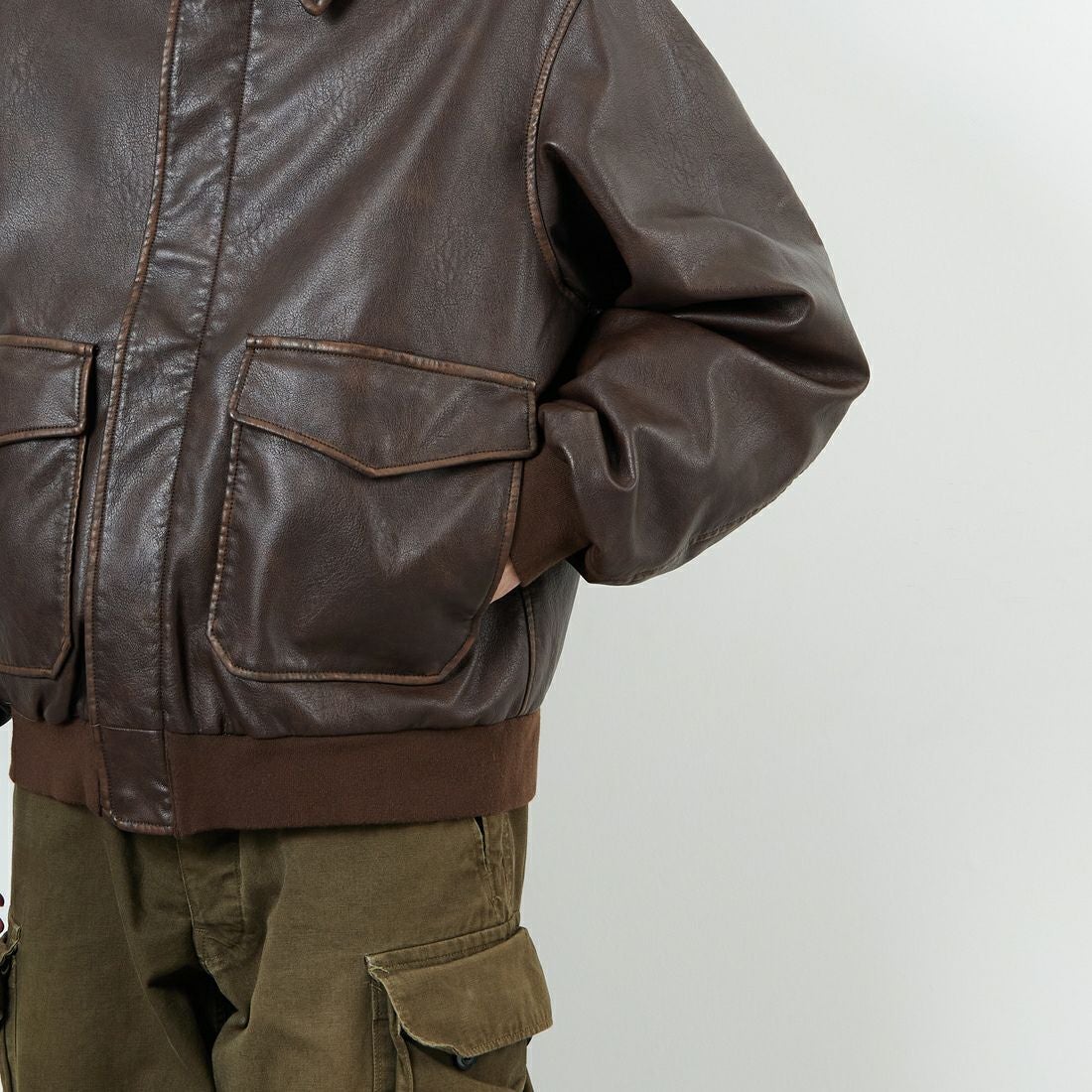 ARMY TWILL SANFORIZED [アーミーツイル サンフォライズド] 別注 ヴィーガンレザー A-2フライトジャケット [AM-2554502-INT-JF] BROWN &&モデル身長：168cm 着用サイズ：L&&