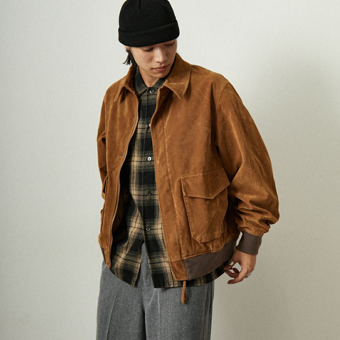 ARMY TWILL SANFORIZED [アーミーツイル サンフォライズド] 別注 ヴィーガンレザー A-2フライトジャケット [AM-2554502-INT-JF] BEG SUEDE &&モデル身長：179cm 着用サイズ：M&&