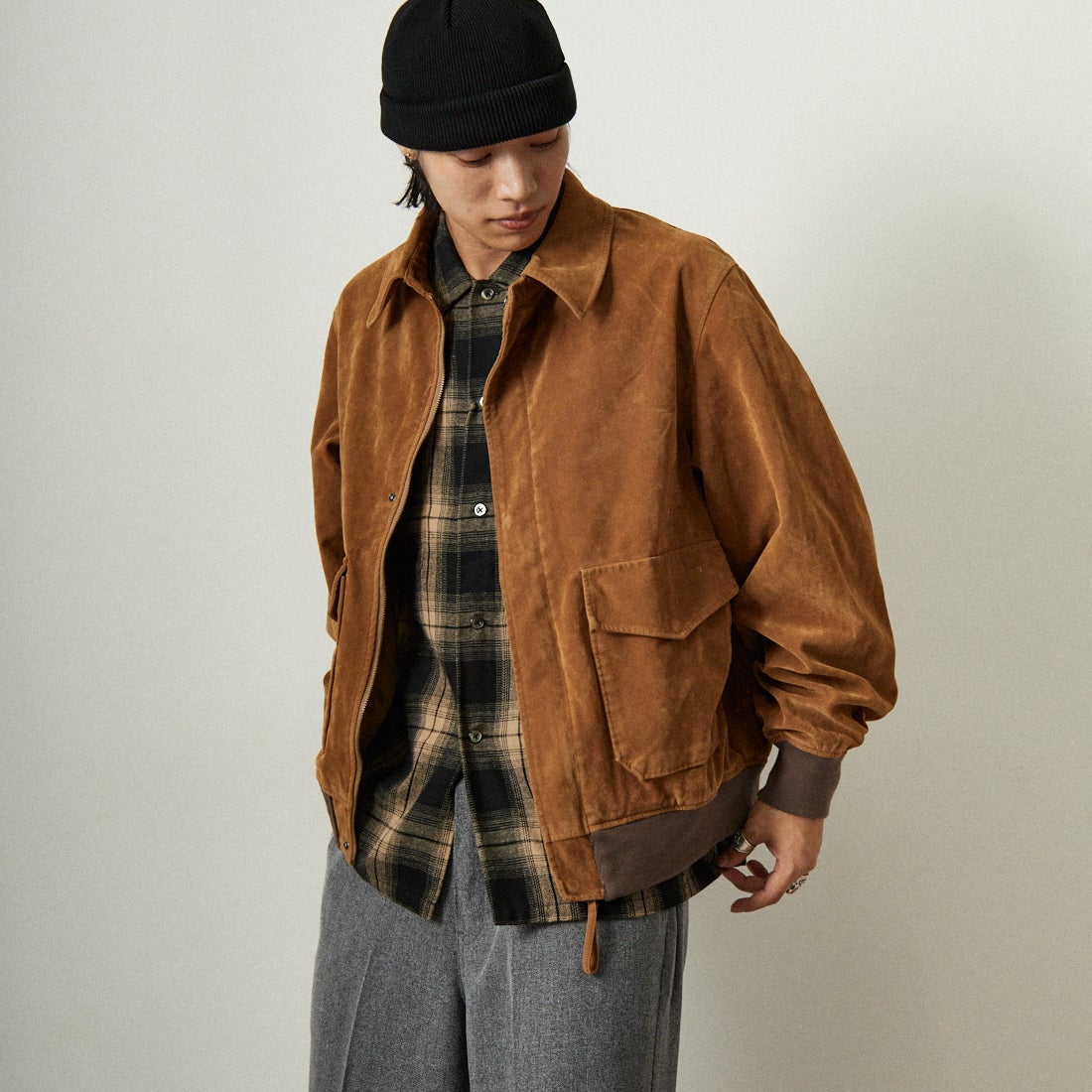 ARMY TWILL SANFORIZED [アーミーツイル サンフォライズド] 別注 ヴィーガンレザー A-2フライトジャケット [AM-2554502-INT-JF] BEG SUEDE &&モデル身長：179cm 着用サイズ：M&&