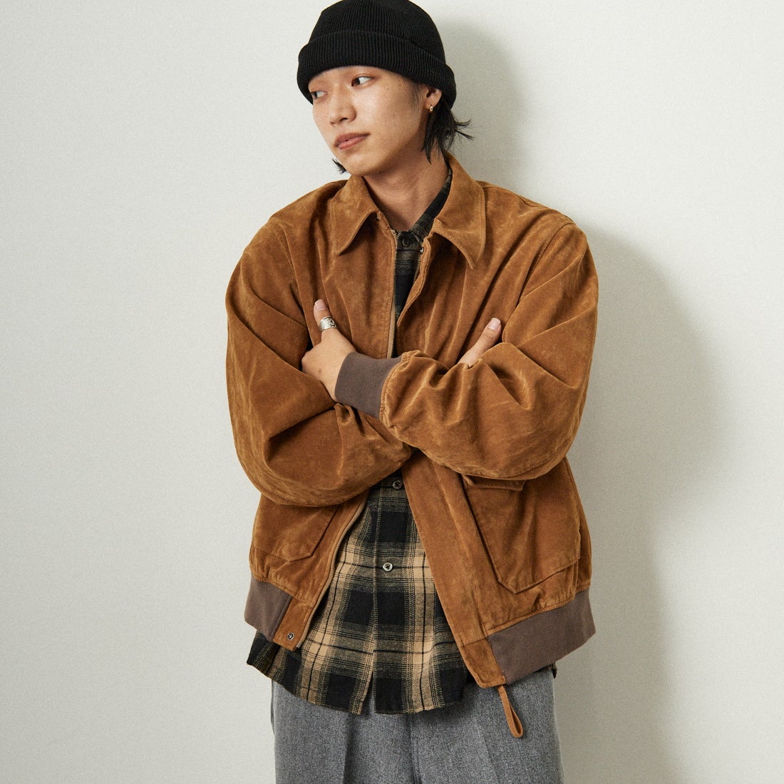 ARMY TWILL SANFORIZED [アーミーツイル サンフォライズド] 別注 ヴィーガンレザー A-2フライトジャケット [AM-2554502-INT-JF] BEG SUEDE &&モデル身長：179cm 着用サイズ：M&&