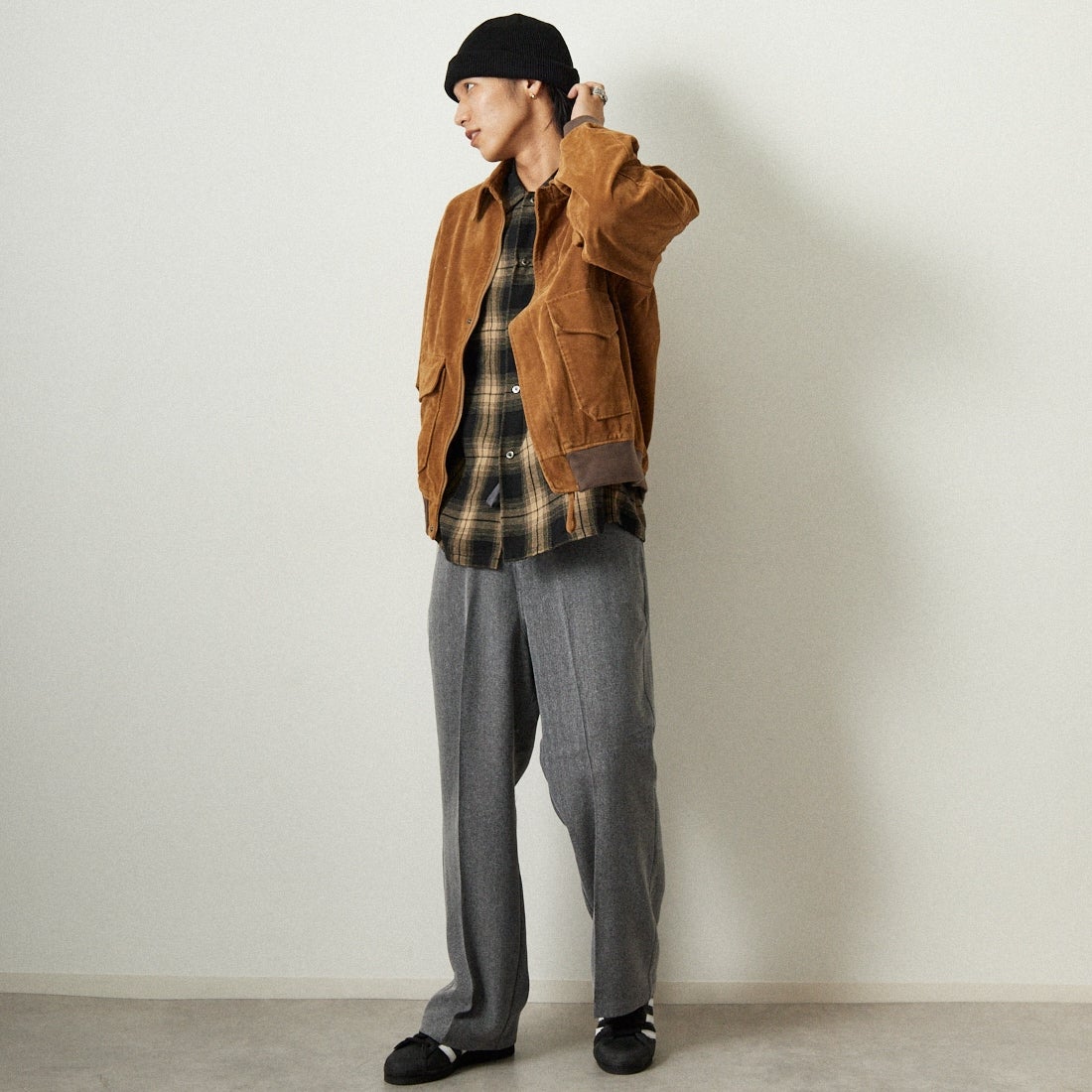 ARMY TWILL SANFORIZED [アーミーツイル サンフォライズド] 別注 ヴィーガンレザー A-2フライトジャケット [AM-2554502-INT-JF] BEG SUEDE &&モデル身長：179cm 着用サイズ：M&&