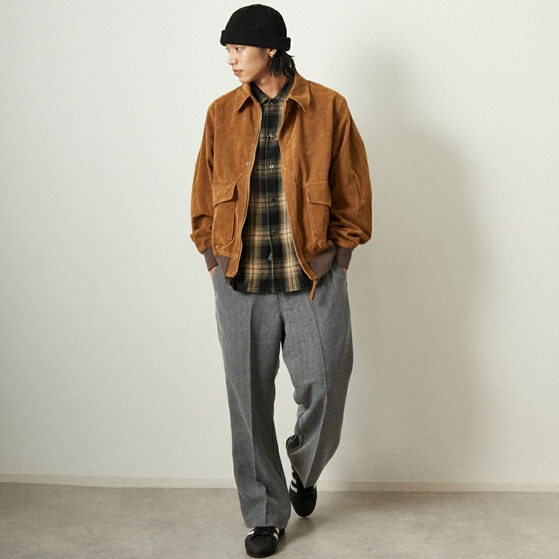 ARMY TWILL SANFORIZED [アーミーツイル サンフォライズド] 別注 ヴィーガンレザー A-2フライトジャケット [AM-2554502-INT-JF] BEG SUEDE &&モデル身長：179cm 着用サイズ：M&&