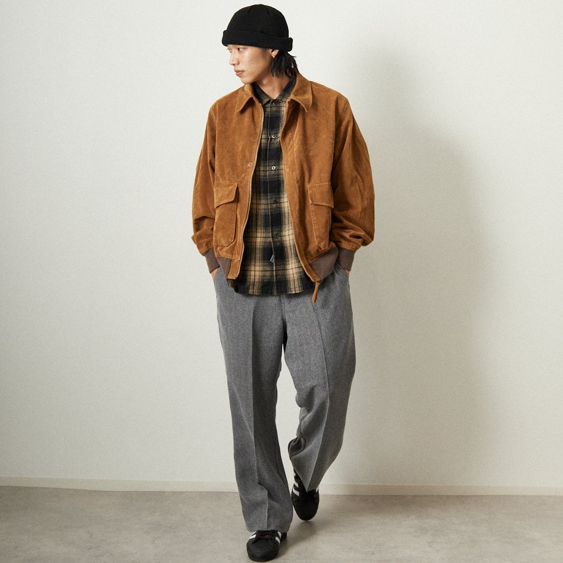 ARMY TWILL SANFORIZED [アーミーツイル サンフォライズド] 別注 ヴィーガンレザー A-2フライトジャケット [AM-2554502-INT-JF] BEG SUEDE &&モデル身長：179cm 着用サイズ：M&&