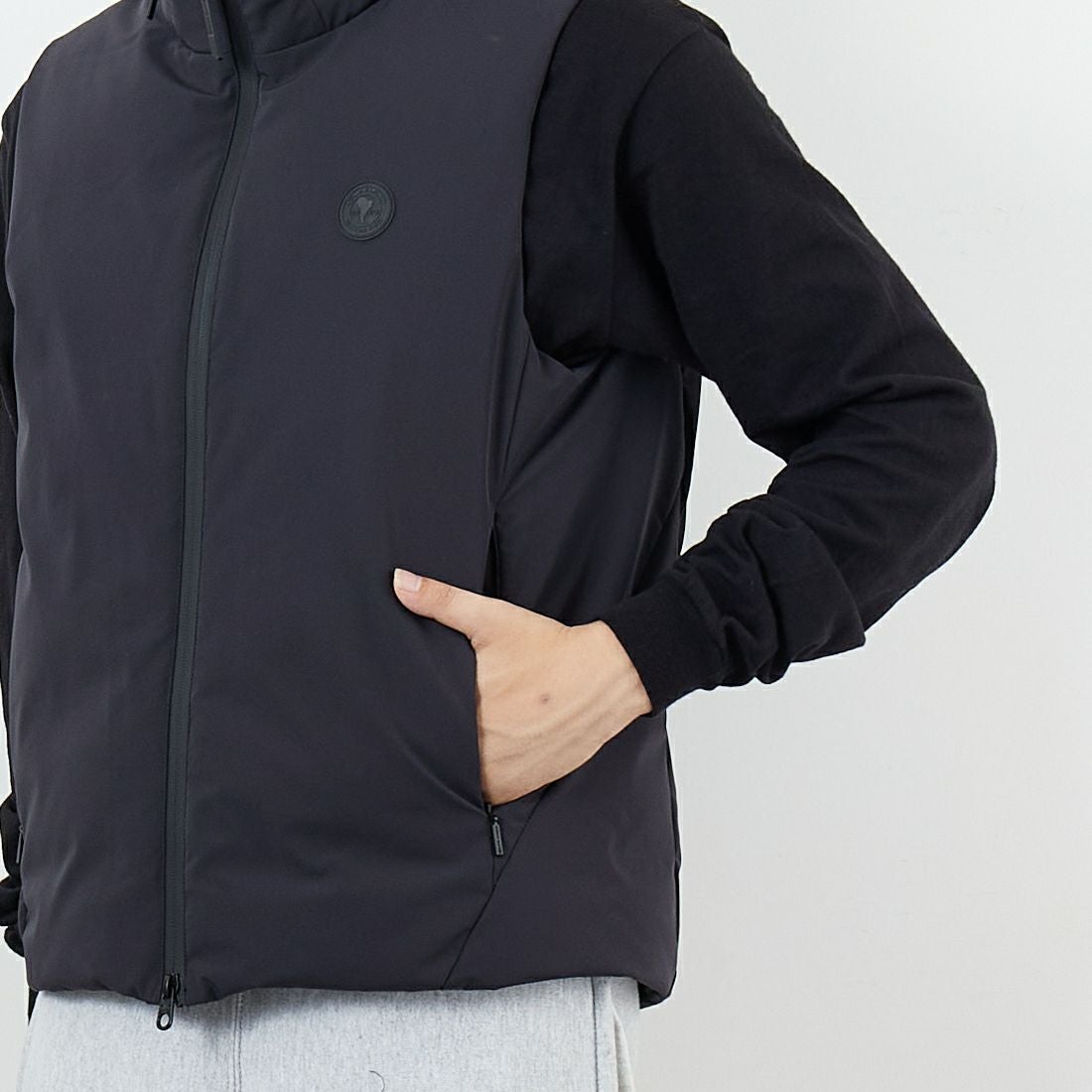 CAPE HORN [ケープホーン] FJORD ダウンベスト [B1508] 500 BLACK &&モデル身長：179cm 着用サイズ：48&&