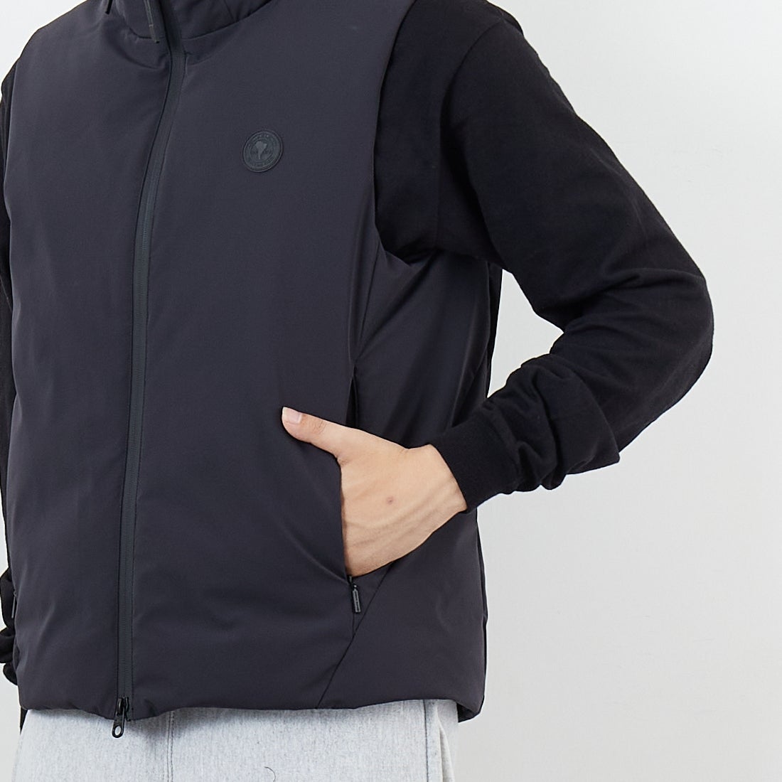 CAPE HORN [ケープホーン] FJORD ダウンベスト [B1508] 500 BLACK &&モデル身長：179cm 着用サイズ：48&&