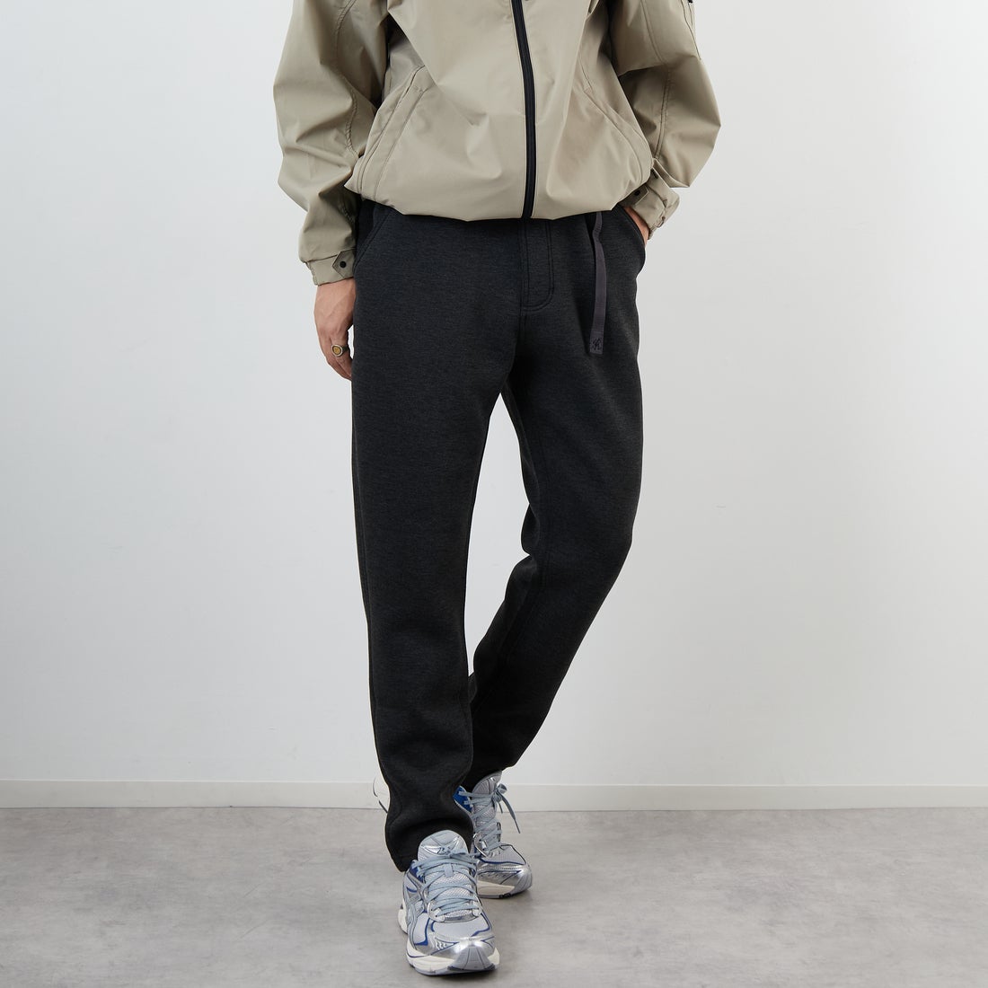 GRAMiCCi [グラミチ] 別注 テックニット スリムパンツ [GUP5-F1021-JF] CHARCOAL &&モデル身長：179cm 着用サイズ：L&&