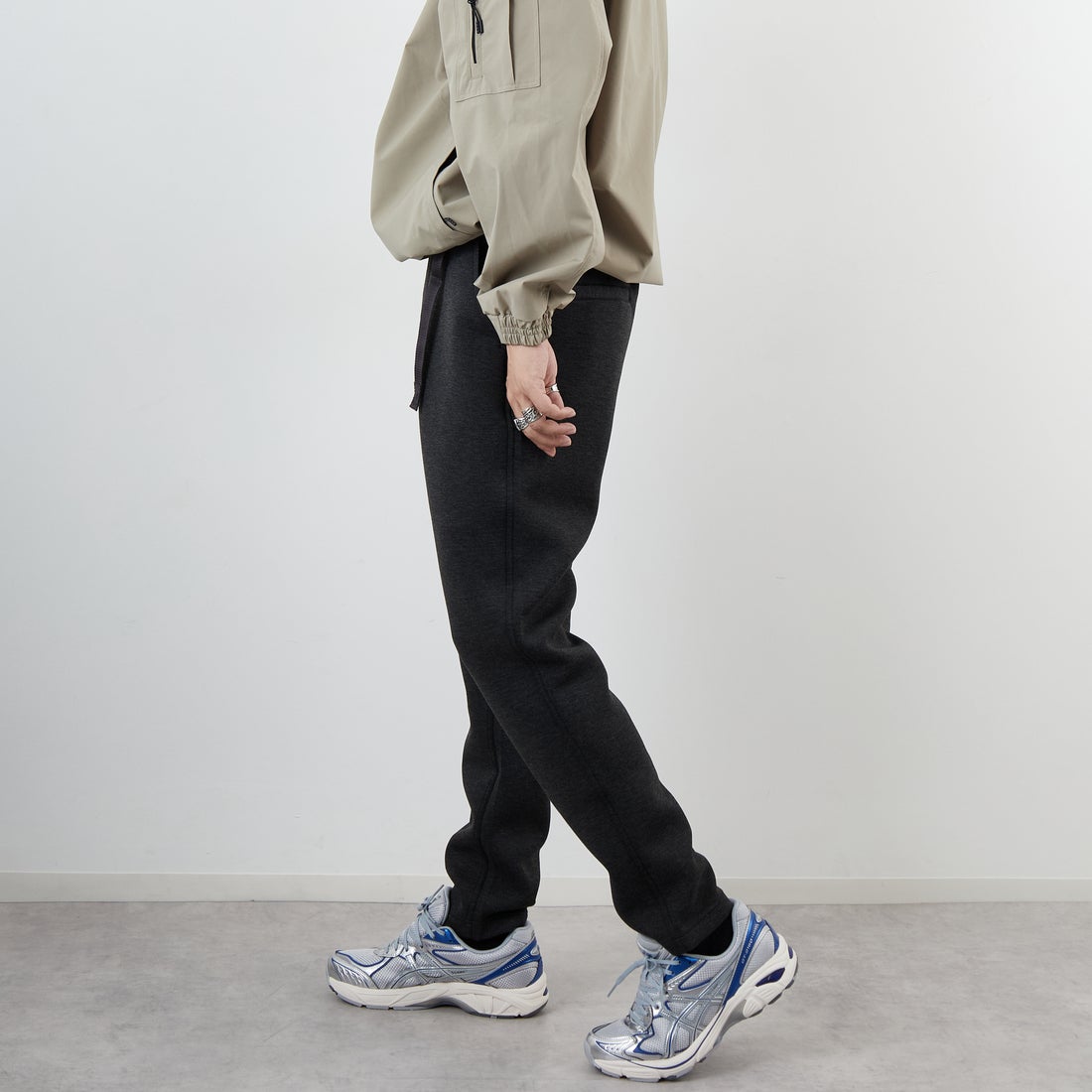 GRAMiCCi [グラミチ] 別注 テックニット スリムパンツ [GUP5-F1021-JF] CHARCOAL &&モデル身長：179cm 着用サイズ：L&&