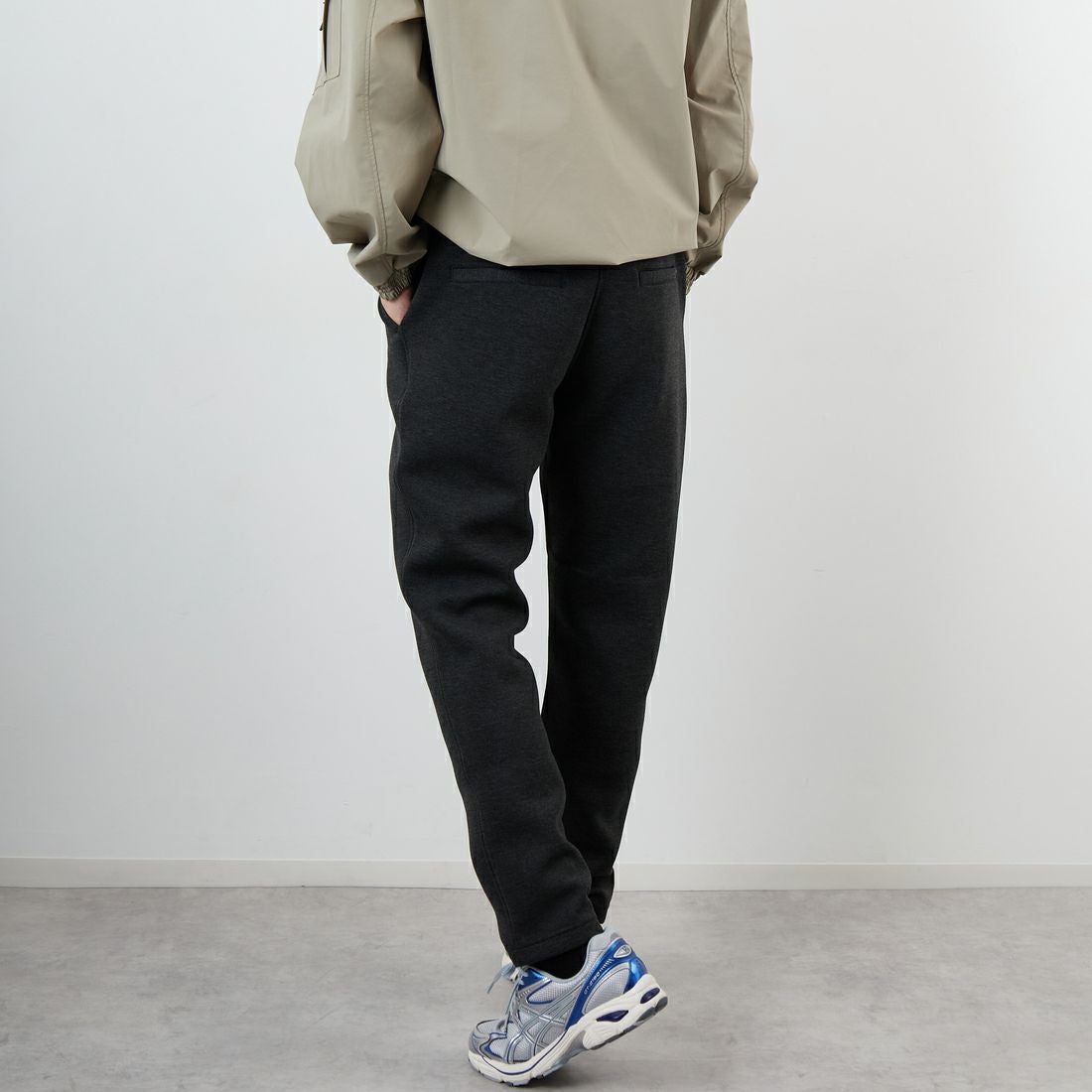 GRAMiCCi [グラミチ] 別注 テックニット スリムパンツ [GUP5-F1021-JF] CHARCOAL &&モデル身長：179cm 着用サイズ：L&&
