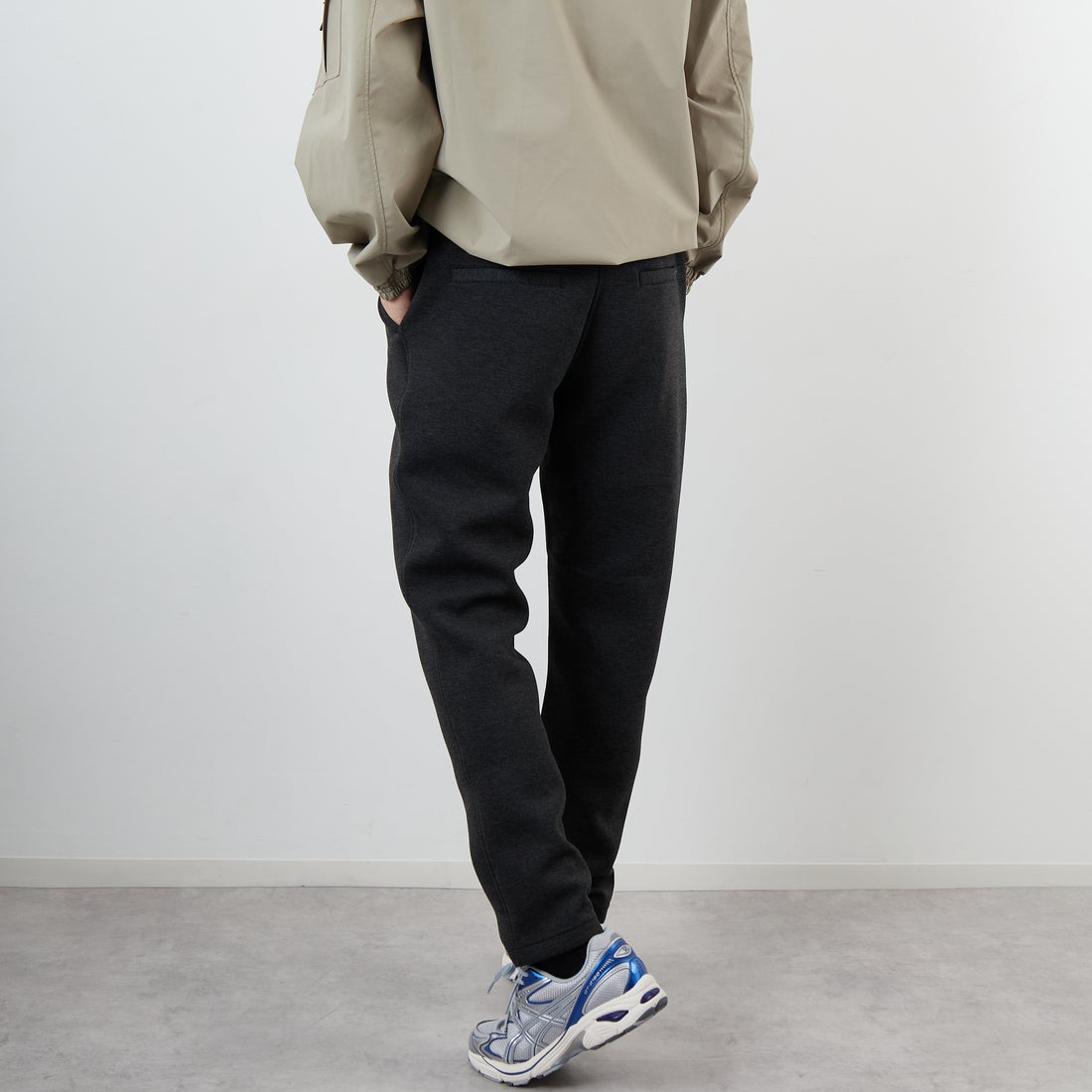 GRAMiCCi [グラミチ] 別注 テックニット スリムパンツ [GUP5-F1021-JF] CHARCOAL &&モデル身長：179cm 着用サイズ：L&&