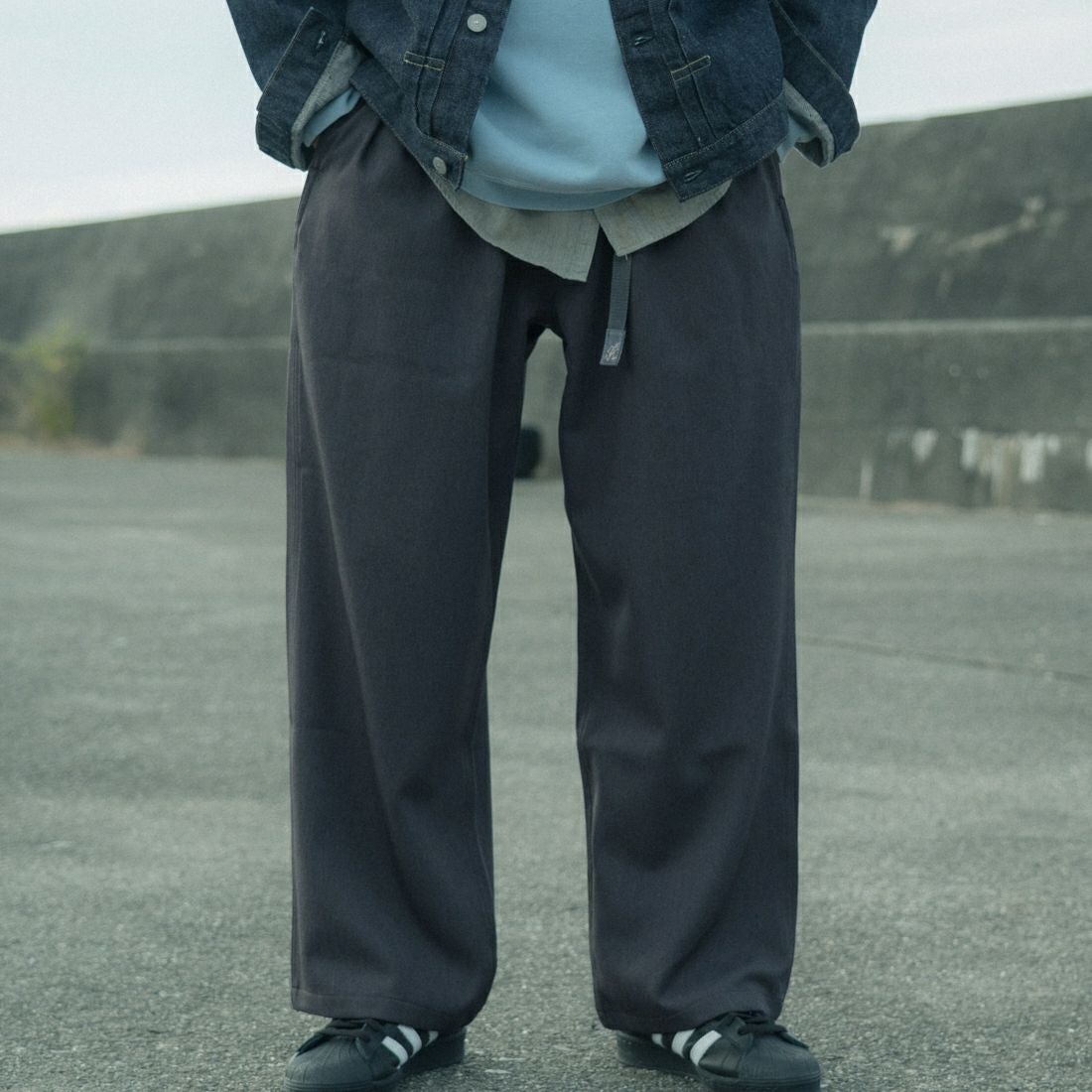 GRAMiCCi [グラミチ] 別注 ウールライク ワイドパンツ [GUP5-F1025-JF] CHARCOAL &&モデル身長：168cm 着用サイズ：M&&