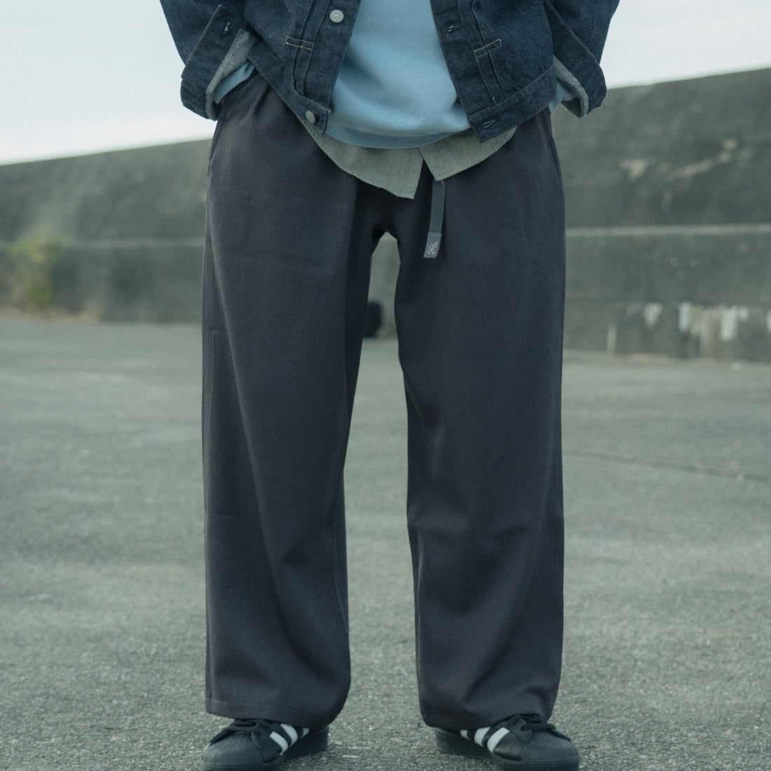 GRAMiCCi [グラミチ] 別注 ウールライク ワイドパンツ [GUP5-F1025-JF] CHARCOAL &&モデル身長：168cm 着用サイズ：M&&