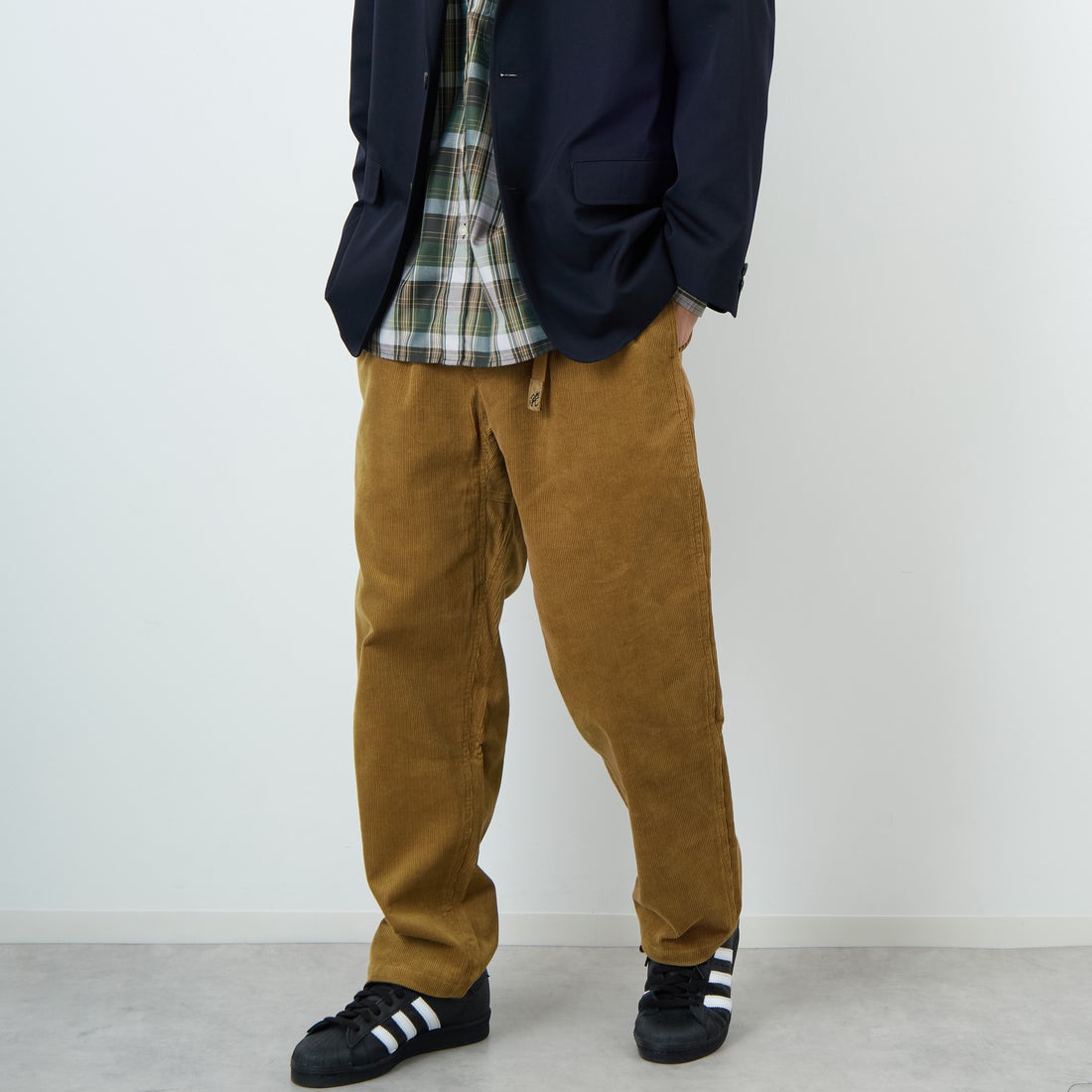 Gramicci [グラミチ] 別注 コーデュロイ エブリデイパンツ [GUP5-F1022-JF] CAMEL &&モデル身長：179cm 着用サイズ：L&&