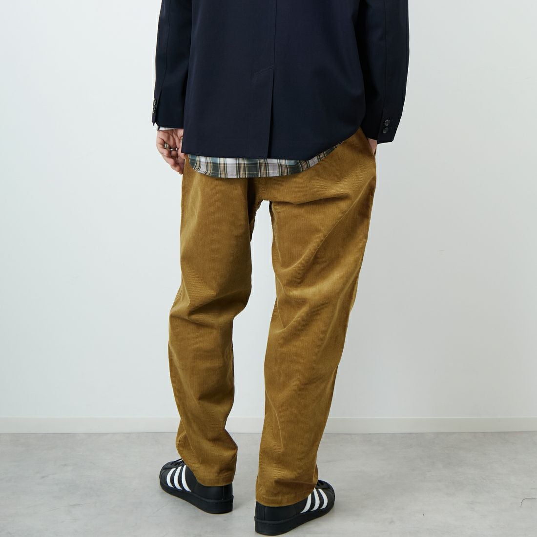 GRAMiCCi [グラミチ] 別注 コーデュロイ エブリデイパンツ [GUP5-F1022-JF] CAMEL &&モデル身長：179cm 着用サイズ：L&&