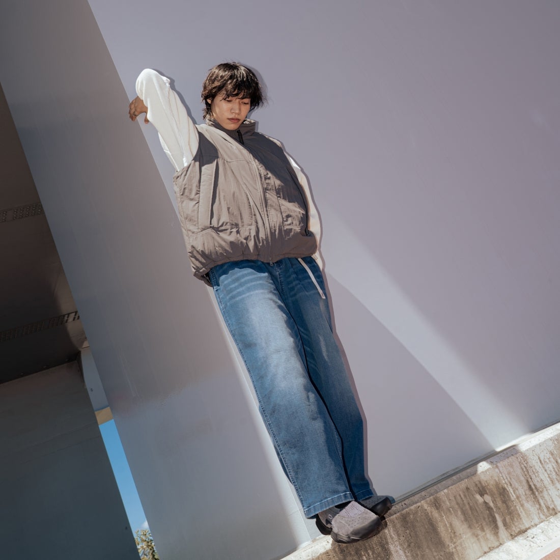 GRAMiCCi [グラミチ] 別注 ワイドデニムパンツ [GUP5-F1089-JF] D.USED BLU &&モデル身長：179cm 着用サイズ：L&&