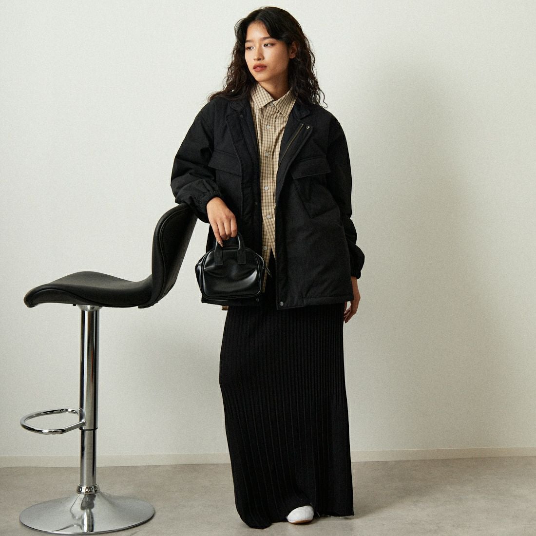 ARMY TWILL SANFORIZED [アーミーツイル サンフォライズド] 別注 中綿入り ケミカルプロテクトジャケット [AM-2554501-INT-JF] BLACK &&モデル身長：162cm 着用サイズ：S&&