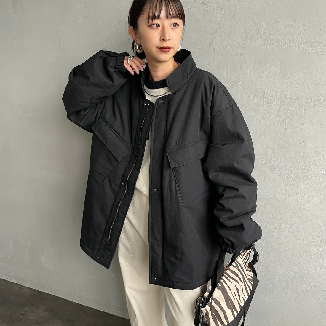 ARMY TWILL SANFORIZED [アーミーツイル サンフォライズド] 別注 中綿入り ケミカルプロテクトジャケット [AM-2554501-INT-JF] BLACK &&モデル身長：150cm 着用サイズ：S&&