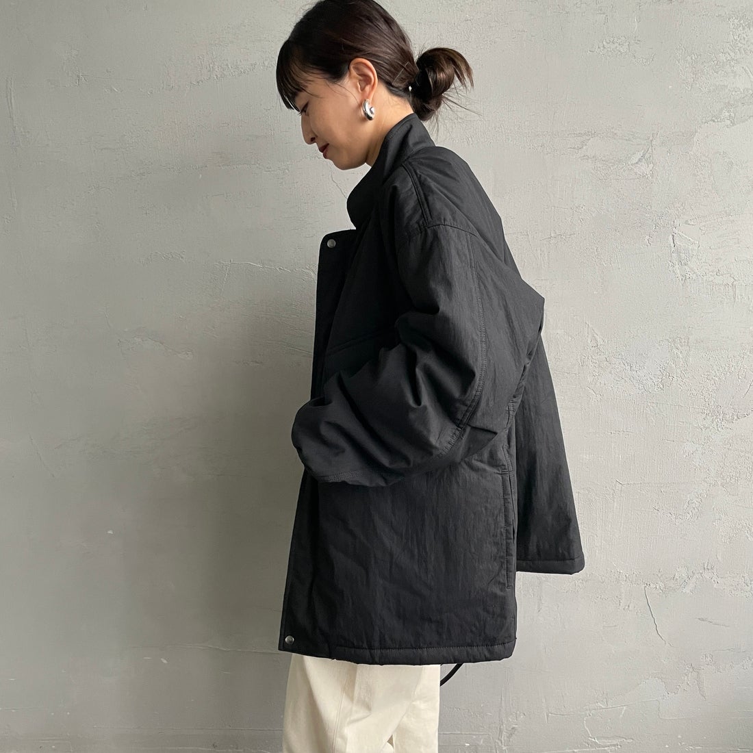 ARMY TWILL SANFORIZED [アーミーツイル サンフォライズド] 別注 中綿入り ケミカルプロテクトジャケット [AM-2554501-INT-JF] BLACK &&モデル身長：150cm 着用サイズ：S&&
