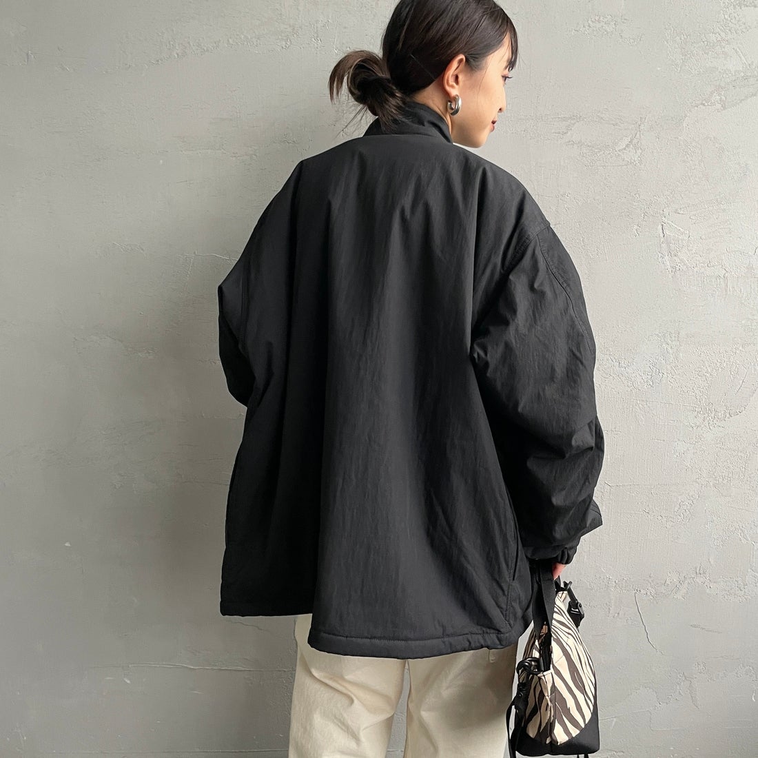 ARMY TWILL SANFORIZED [アーミーツイル サンフォライズド] 別注 中綿入り ケミカルプロテクトジャケット [AM-2554501-INT-JF] BLACK &&モデル身長：150cm 着用サイズ：S&&