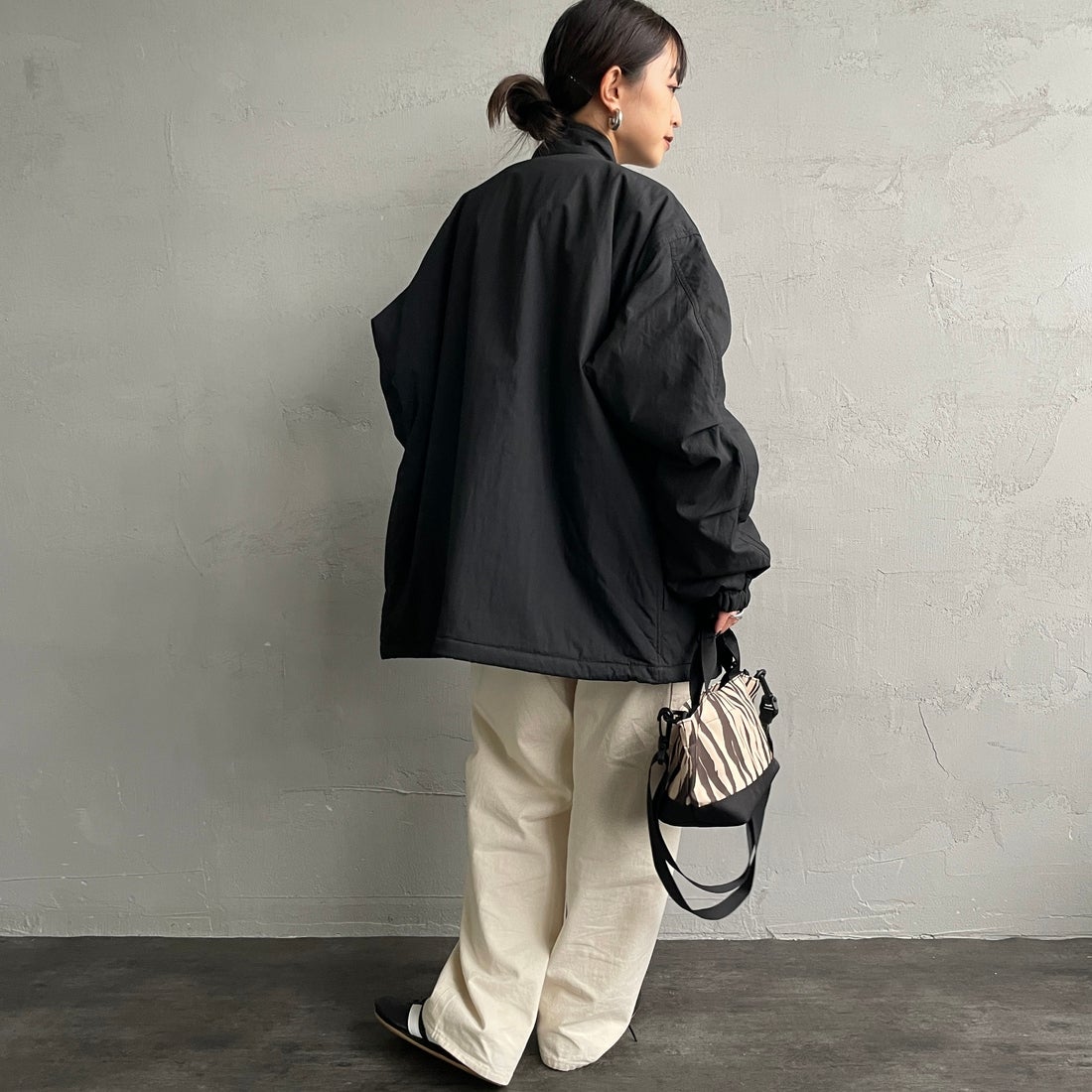 ARMY TWILL SANFORIZED [アーミーツイル サンフォライズド] 別注 中綿入り ケミカルプロテクトジャケット [AM-2554501-INT-JF] BLACK &&モデル身長：150cm 着用サイズ：S&&