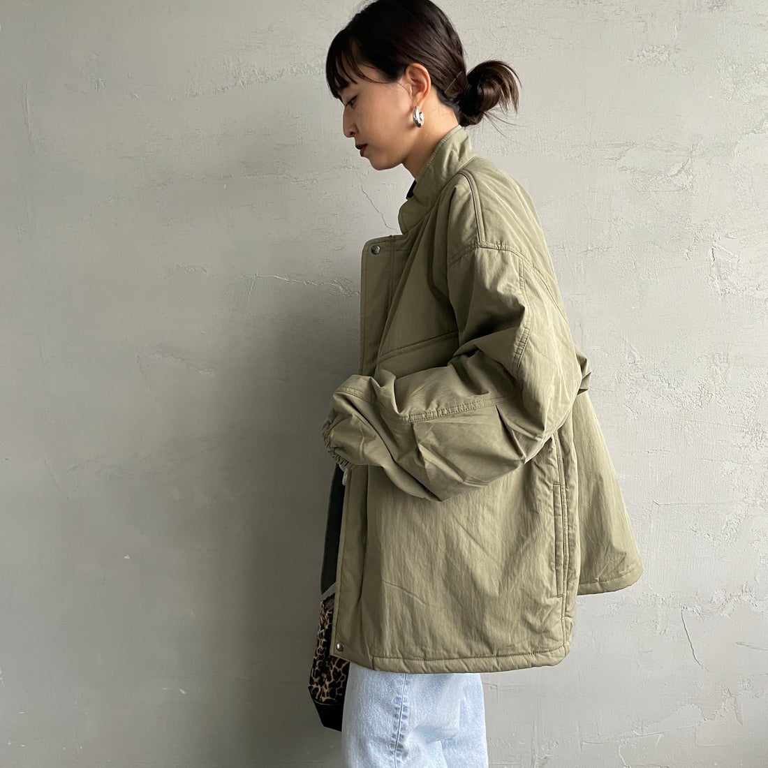 ARMY TWILL SANFORIZED [アーミーツイル サンフォライズド] 別注 中綿入り ケミカルプロテクトジャケット [AM-2554501-INT-JF] KHAKI &&モデル身長：150cm 着用サイズ：S&&