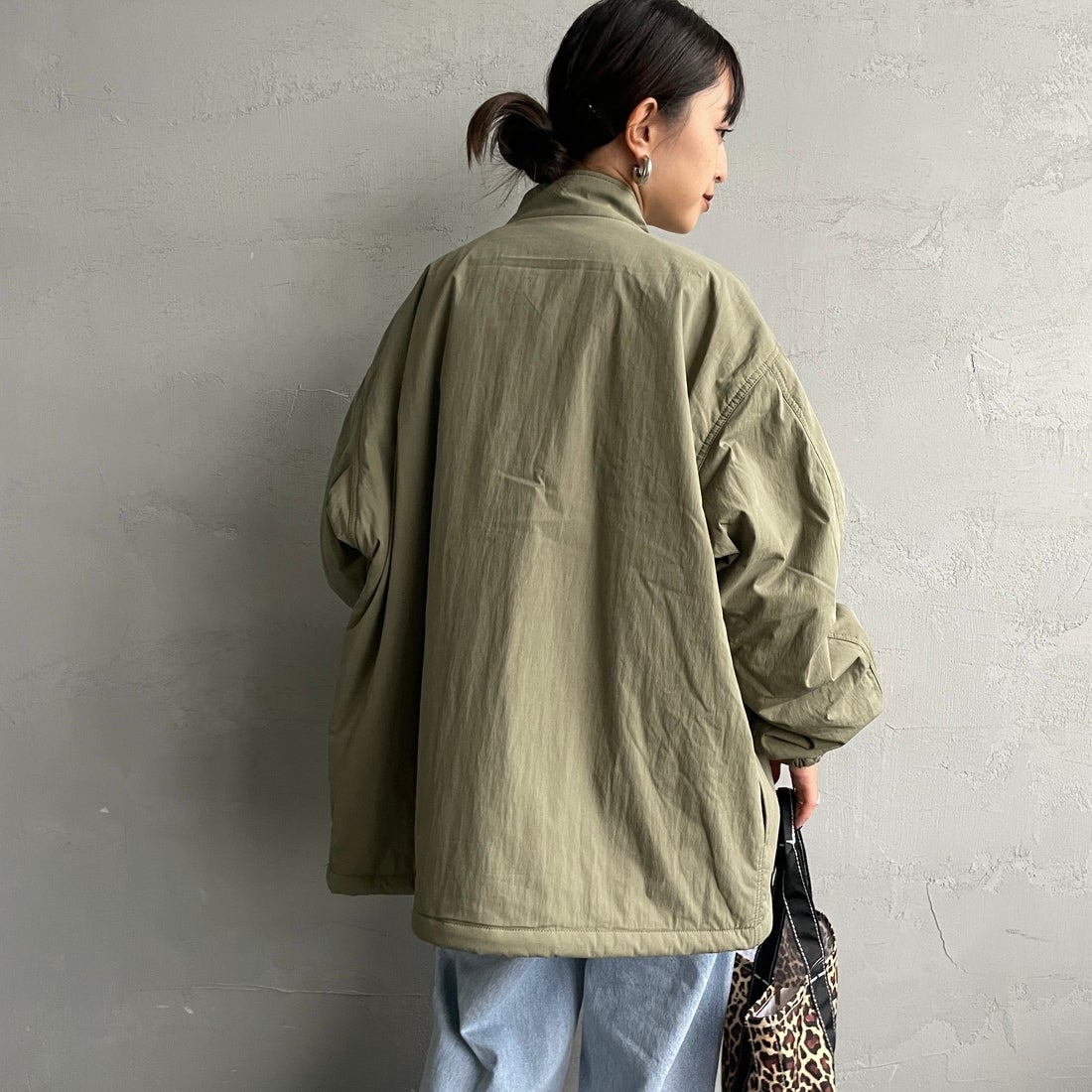 ARMY TWILL SANFORIZED [アーミーツイル サンフォライズド] 別注 中綿入り ケミカルプロテクトジャケット [AM-2554501-INT-JF] KHAKI &&モデル身長：150cm 着用サイズ：S&&