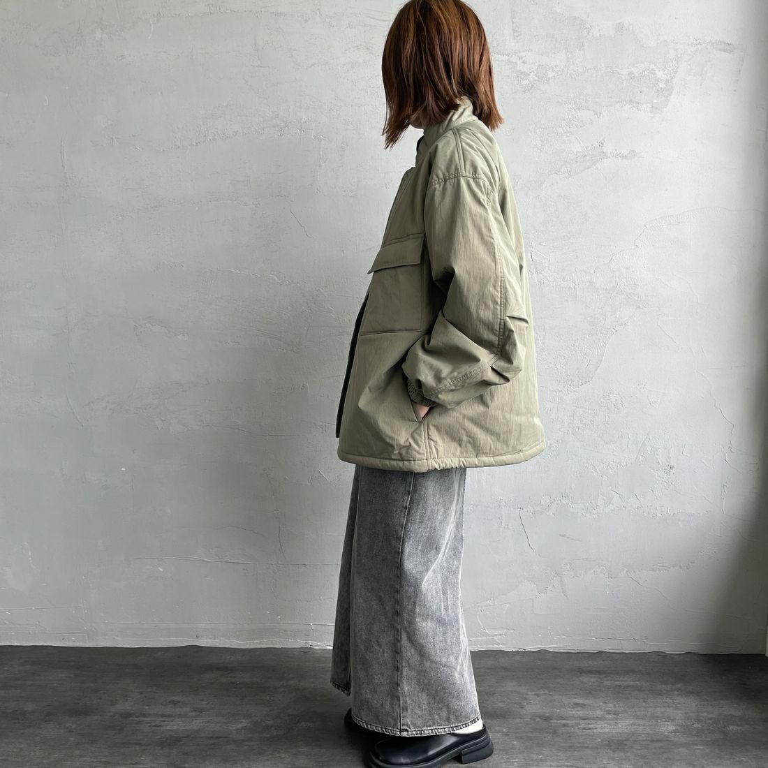 ARMY TWILL SANFORIZED [アーミーツイル サンフォライズド] 別注 中綿入り ケミカルプロテクトジャケット [AM-2554501-INT-JF] KHAKI &&モデル身長：158cm 着用サイズ：S&&