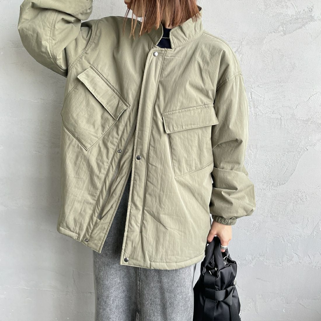 ARMY TWILL SANFORIZED [アーミーツイル サンフォライズド] 別注 中綿入り ケミカルプロテクトジャケット [AM-2554501-INT-JF] KHAKI &&モデル身長：158cm 着用サイズ：S&&