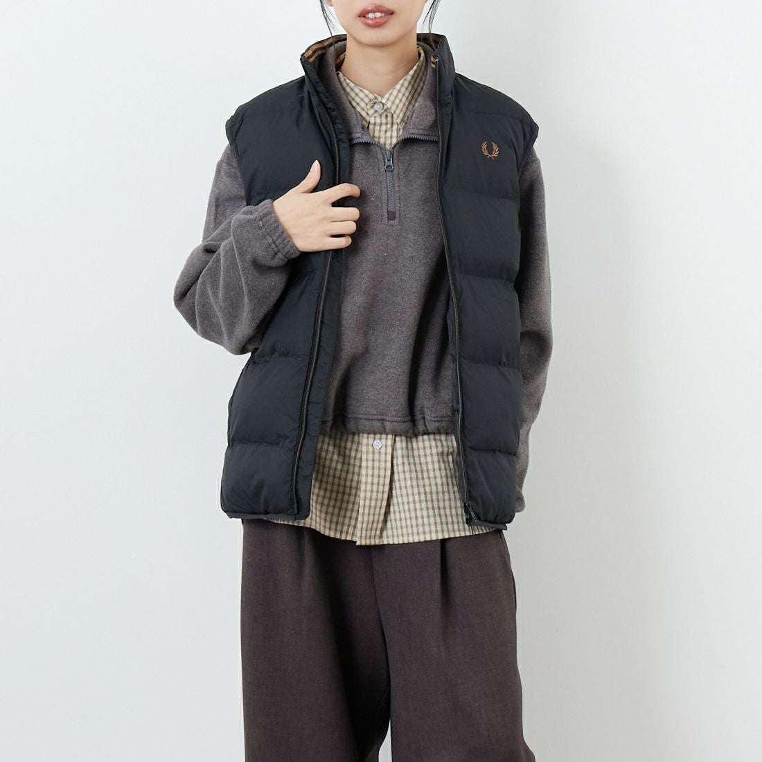 FRED PERRY [フレッドペリー] インサレーテッドジレ [J8522] 102 BLACK &&モデル身長：162cm 着用サイズ：S&&