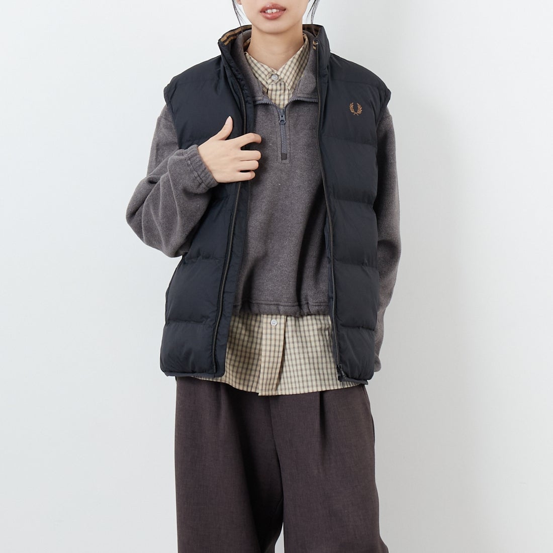 FRED PERRY [フレッドペリー] インサレーテッドジレ [J8522] 102 BLACK &&モデル身長：162cm 着用サイズ：S&&