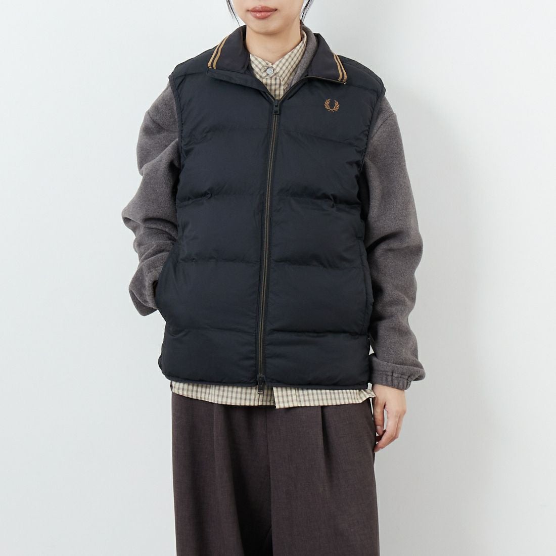 FRED PERRY [フレッドペリー] インサレーテッドジレ [J8522] 102 BLACK &&モデル身長：162cm 着用サイズ：S&&