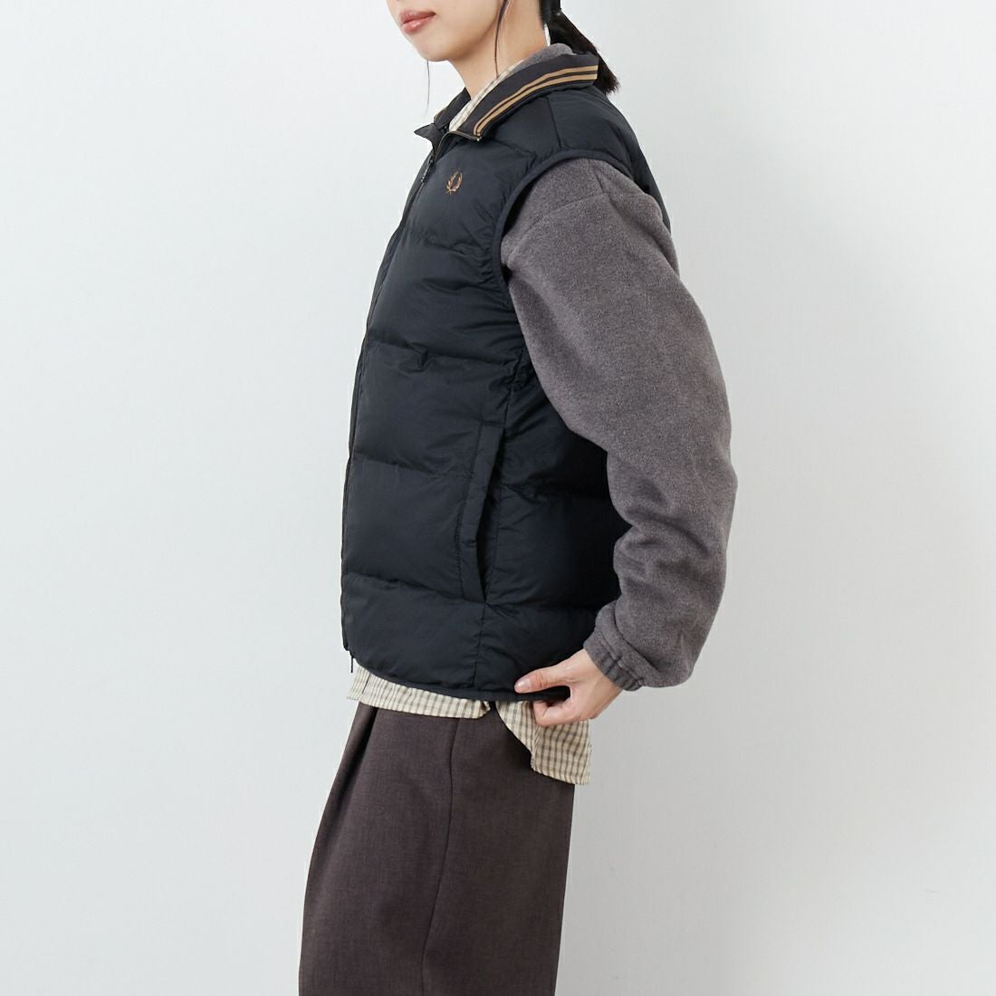 FRED PERRY [フレッドペリー] インサレーテッドジレ [J8522] 102 BLACK &&モデル身長：162cm 着用サイズ：S&&