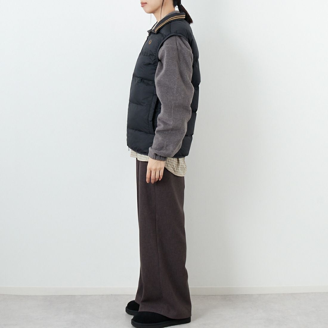 FRED PERRY [フレッドペリー] インサレーテッドジレ [J8522] 102 BLACK &&モデル身長：162cm 着用サイズ：S&&