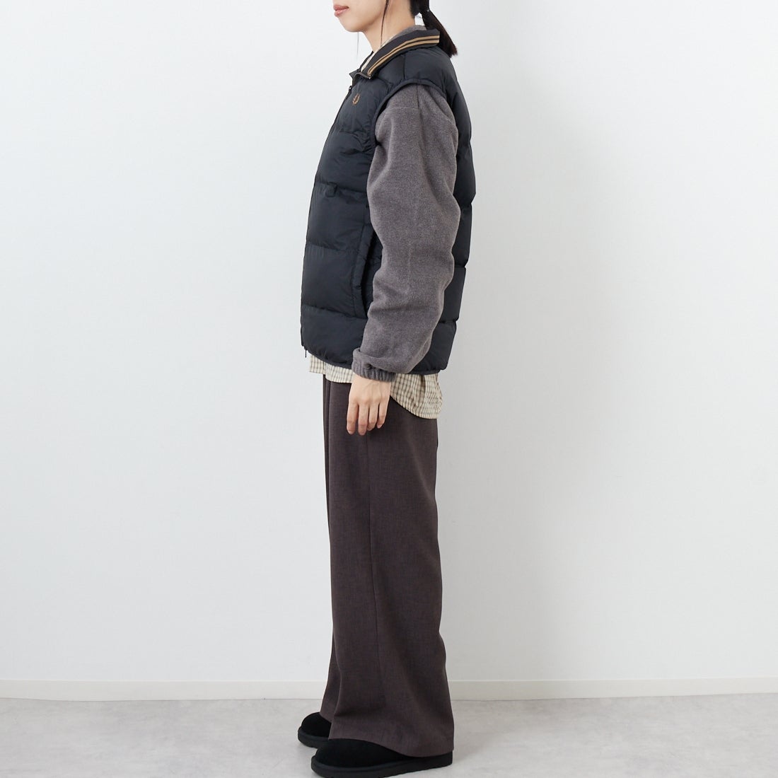 FRED PERRY [フレッドペリー] インサレーテッドジレ [J8522] 102 BLACK &&モデル身長：162cm 着用サイズ：S&&