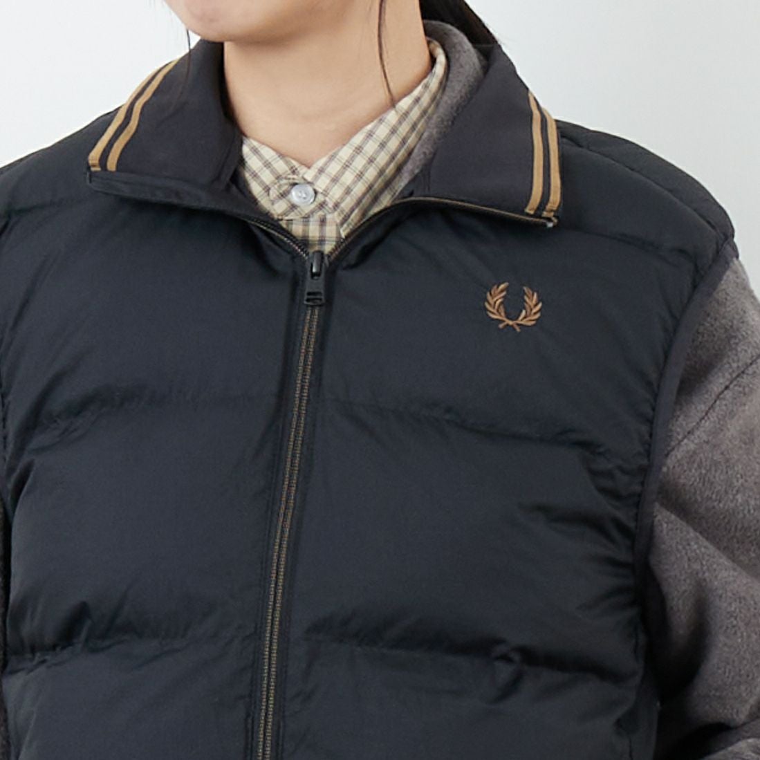 FRED PERRY [フレッドペリー] インサレーテッドジレ [J8522] 102 BLACK &&モデル身長：162cm 着用サイズ：S&&