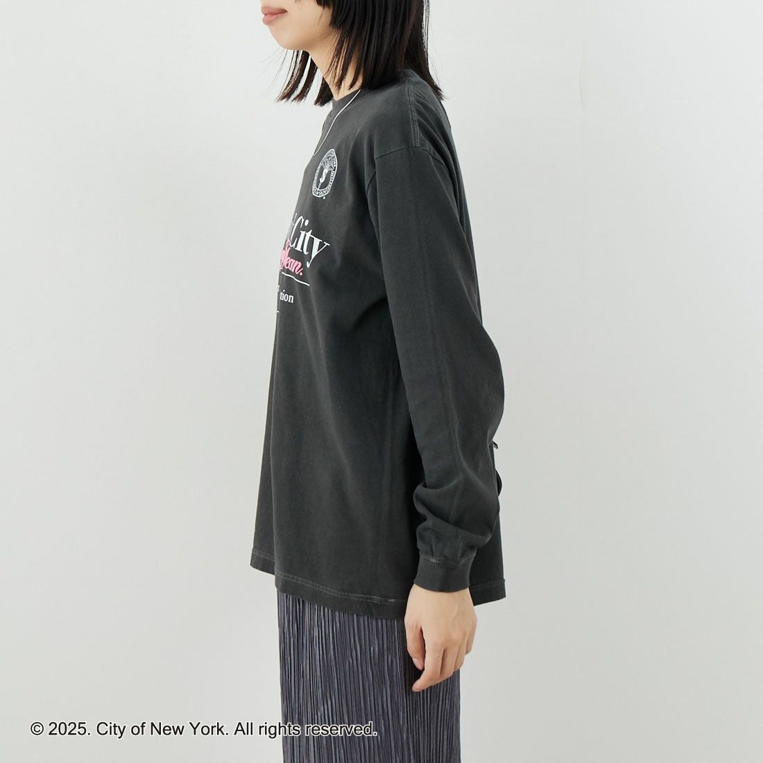 NYC × GOOD ROCK SPEED [エヌワイシー × グッドロックスピード] NYC ロングスリーブTシャツ [25NYC202W] CHARCOAL &&モデル身長：162cm 着用サイズ：F&&