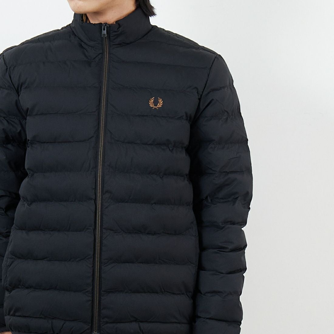 FRED PERRY [フレッドペリー] インサレーテッドジャケット [J4564] 102 BLACK &&モデル身長：179cm 着用サイズ：M&&