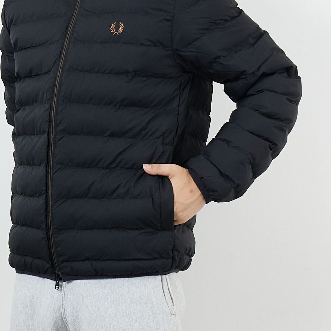 FRED PERRY [フレッドペリー] インサレーテッドジャケット [J4564] 102 BLACK &&モデル身長：179cm 着用サイズ：M&&