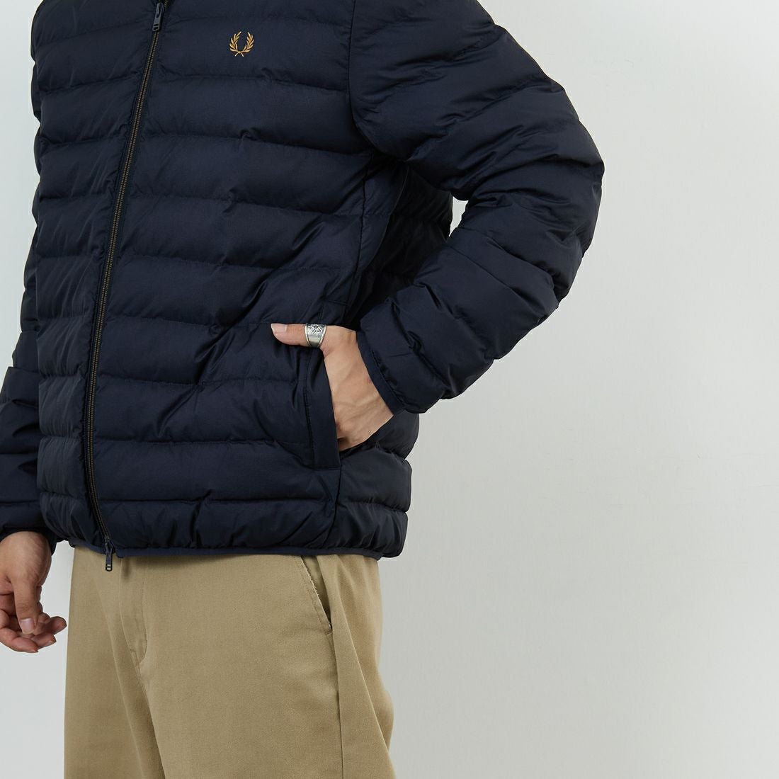 FRED PERRY [フレッドペリー] インサレーテッドジャケット [J4564] 248 NAVY &&モデル身長：179cm 着用サイズ：L&&