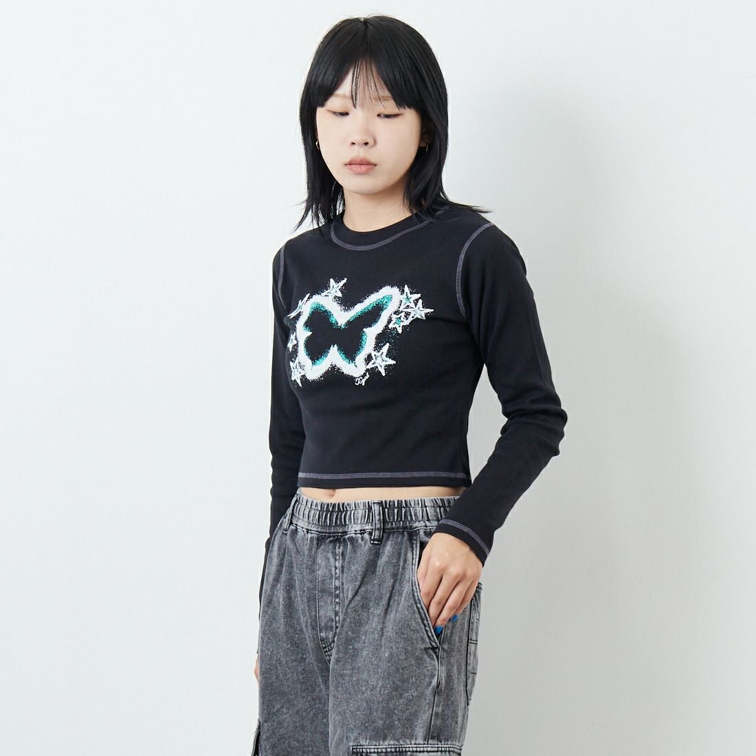 X-girl [エックスガール] スターフラッターバタフライ ロングスリーブベビーTシャツ [105253013001] BLACK &&モデル身長：167cm 着用サイズ：M&&